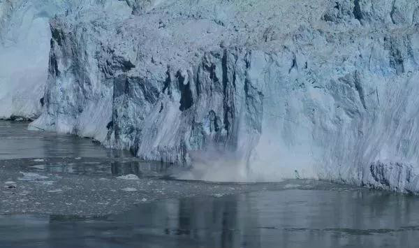科研人员利用eBee无人机对格陵兰岛冰川进行研究